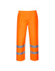 Orangefarbene, gut sichtbare Regenhose von Portwest