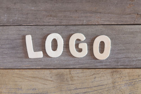 Logo a logotyp – fundamentalne rozróżnienie w identyfikacji wizualnej