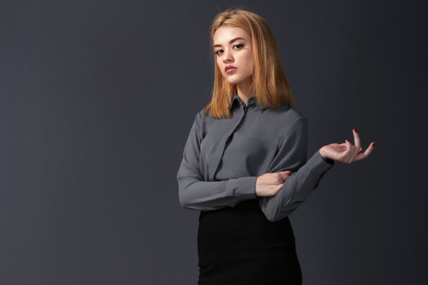 Casualowe stylizacje do pracy – jak połączyć komfort z profesjonalizmem?